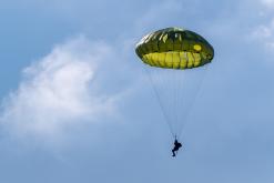 Cvičení seskoku AČR na jezeře Milada
