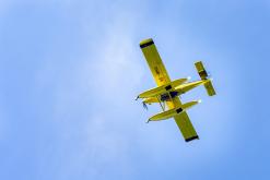 Voda z jezera Milada pomáhá hasit požár národního parku