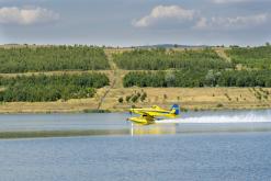 Voda z jezera Milada pomáhá hasit požár národního parku