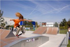 skok do 50-50 grindu frontside out / Skateboardové závody - Mělník