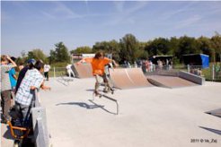 lipslide na trubce pro diváky / Skateboardové závody - Mělník