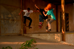 Všichni tři skateři (Jan Syrový, Ondra Novotný a Jiří Petrák). Každý z nás vyskočil ve stejnou dobu a zajímavá fotka se povedla. Sotva bylo místa na dopad a odjezd.