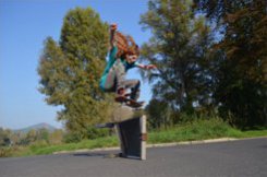Cestou nedaleko staré haly jsme s Honzou našli ceduli velkou po kolena. / foto: Jan Syrový, skatepark Lovosice
