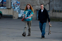 jdeme jezdit - natěšený Ondra s Jirkou jdou do skateparku / foto: Jan Syrový