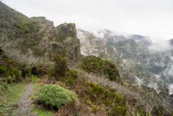 pěšky z nejvyššího vrcholu Madeiry (Pico Ruivo) na západ ostrova do Porto Moniz