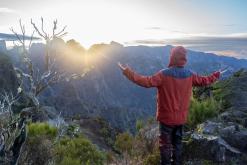 pěšky z nejvyššího vrcholu Madeiry (Pico Ruivo) na západ ostrova do Porto Moniz