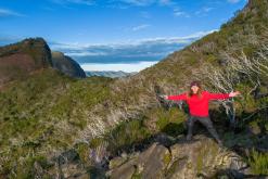 pěšky z nejvyššího vrcholu Madeiry (Pico Ruivo) na západ ostrova do Porto Moniz