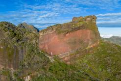 pěšky z nejvyššího vrcholu Madeiry (Pico Ruivo) na západ ostrova do Porto Moniz