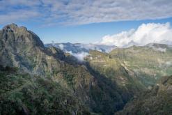 pěšky z nejvyššího vrcholu Madeiry (Pico Ruivo) na západ ostrova do Porto Moniz