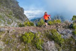 pěšky z nejvyššího vrcholu Madeiry (Pico Ruivo) na západ ostrova do Porto Moniz