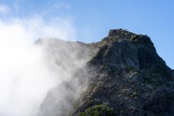 pěšky z nejvyššího vrcholu Madeiry (Pico Ruivo) na západ ostrova do Porto Moniz