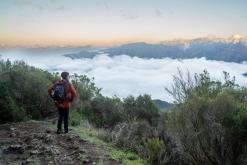 pěšky z nejvyššího vrcholu Madeiry (Pico Ruivo) na západ ostrova do Porto Moniz