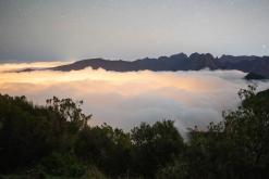 pěšky z nejvyššího vrcholu Madeiry (Pico Ruivo) na západ ostrova do Porto Moniz