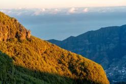 pěšky z nejvyššího vrcholu Madeiry (Pico Ruivo) na západ ostrova do Porto Moniz