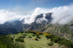pěšky z nejvyššího vrcholu Madeiry (Pico Ruivo) na západ ostrova do Porto Moniz