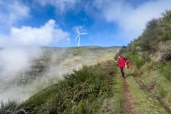pěšky z nejvyššího vrcholu Madeiry (Pico Ruivo) na západ ostrova do Porto Moniz