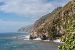 pěšky z nejvyššího vrcholu Madeiry (Pico Ruivo) na západ ostrova do Porto Moniz