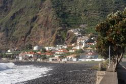 pěšky z nejvyššího vrcholu Madeiry (Pico Ruivo) na západ ostrova do Porto Moniz