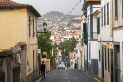 pěšky z nejvyššího vrcholu Madeiry (Pico Ruivo) na západ ostrova do Porto Moniz