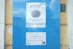 Pozvánka na výstavu před vchodem do knihovny.