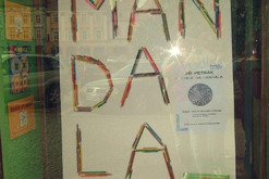 Pozvánka na výstavu před vchodem do knihovny.