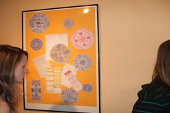 Anetka si prohlíží mé kresby.