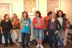 Jirka na fotce s paní učitelkou výtvarné výchovy.