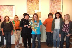 Jirka na fotce s paní učitelkou výtvarné výchovy.