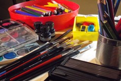 Nové kresby budou různými technikami. / pastelky, vodovky, uhly, tuše, ...