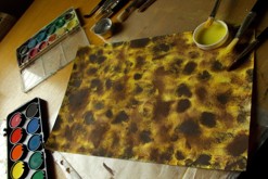 rozetřené skvrny připomínající levhartí kůži / vodovkami