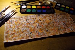 Hra písmen / písmo uhlem a skvrny vodovkami, 17x42cm