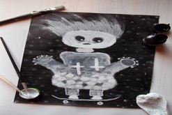 Démon na skateboardu / Padá sníh a malý démon z neznámé planety si to sviští ulicí. / Kresba vytvořena na symbolice dvou křížů a těla démona, které připomíná vázičku s dvěma uchy. / pozadí tuší a kresba bílou temperou, decentní tečky tužkou / formát:
