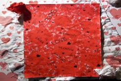 Slova nestačí / pozadí tuší, text centropenem, srdíčka a úpravy v PC, formát: A4 / různá slova, které jsem vymyslel na téma Valentýn