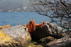 Průnik / zářivé barvy průzračně čisté vody a nátěru na kůži / Riva [J], Lago di Garda, Lombardia, IT