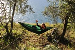 zářivé ráno v lesoparku města citronů Limone sul Garda, Lago di Garda, Lombardia, IT