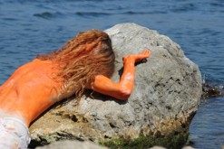 Vyhřívání / zářivé barvy průzračně čisté vody a nátěru na kůži / Riva [J], Lago di Garda, Lombardia, IT