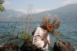 Foto 1: Slunění na kameni / 7. pokus - dokonalá symetrie vyhození vlasů se málokdy povede / Pregasina (J), Lago di Garda, Lombardia, IT