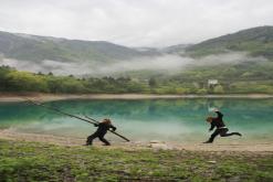 Hod oštěpem či skoky do dálky k zvednutí morálky / Lago di Tenno, Lombardia, IT