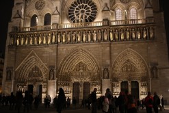 noční pohled na katedrálu Notre-Dam / Paříž