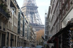 ulicí k Eiffelově věži / Paříž