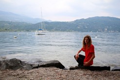 sedím u Lago Maggiore