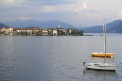 pohled na ostrůvek Palazzo Borromeo jezera Lago Maggiore
