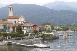město Feriolo u jezera Lago Maggiore