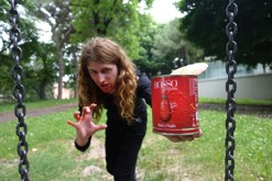 Rajčatová konzerva na dětském hřišti. Jsem zabiják? / Verona // Tomato can on a playground. Am I a killer?