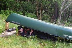 bez stanu, bez spacáku spaní pod nalezeným kajakem / no tent, no sleeping bag - sleeping under the kayak / Hetlebakkstemma, Bergen