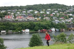 z druhé strany vidím dřevěné domky na kopci v Garnes / Bergen