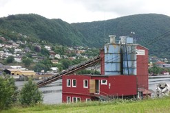 z druhé strany vidím dřevěné domky na kopci v Garnes / Bergen