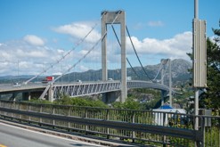 Vydávám se odpočatý přes most na další větší ostrov Sotra / Bergen